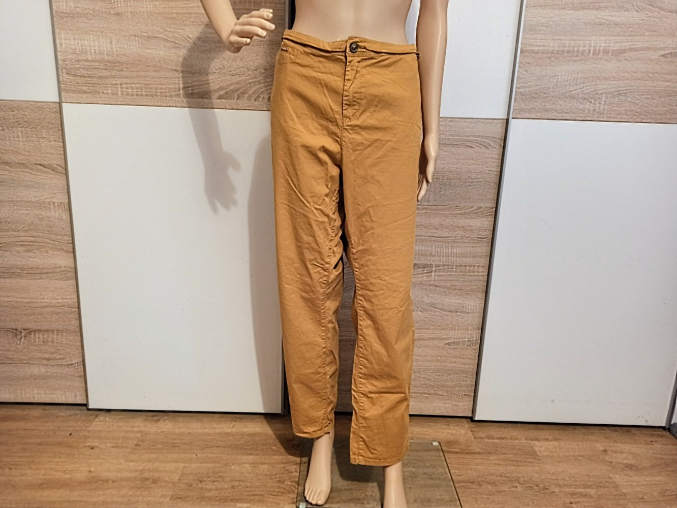 Schöne Hose in Farbe Senf von Yessica