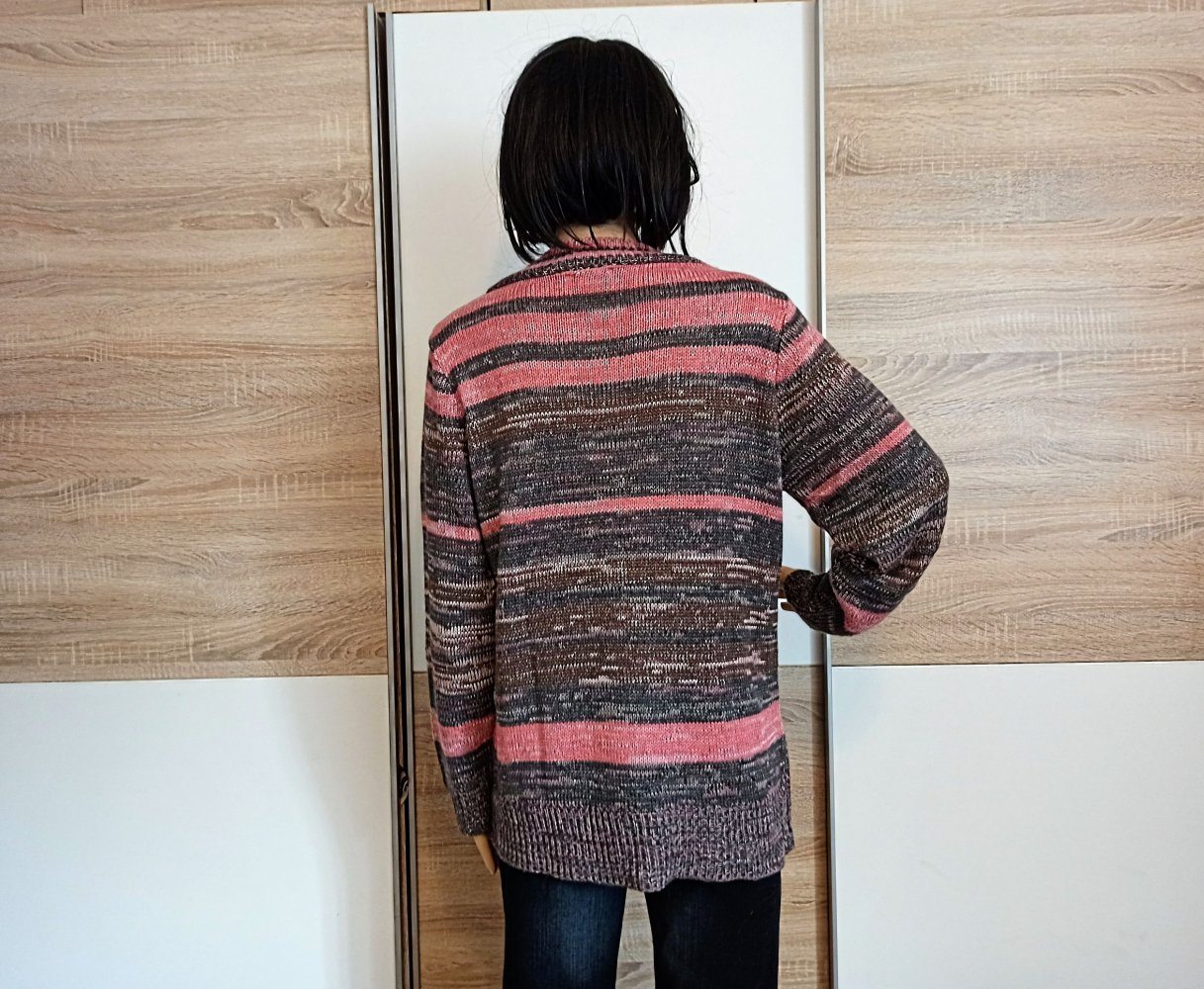 Schöner Pullover in grau mit rosa Streifen von Collection L.