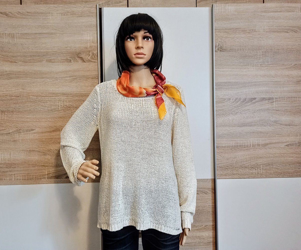 Schöner Pullover in grau mit Schall