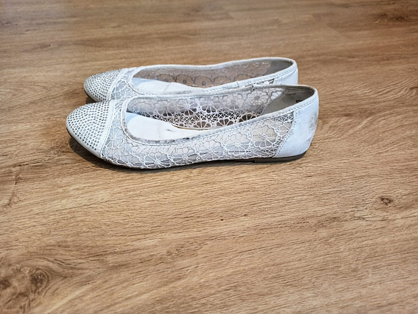 Tolle Ballerina in weiß mit Straps-steinen von Graceland