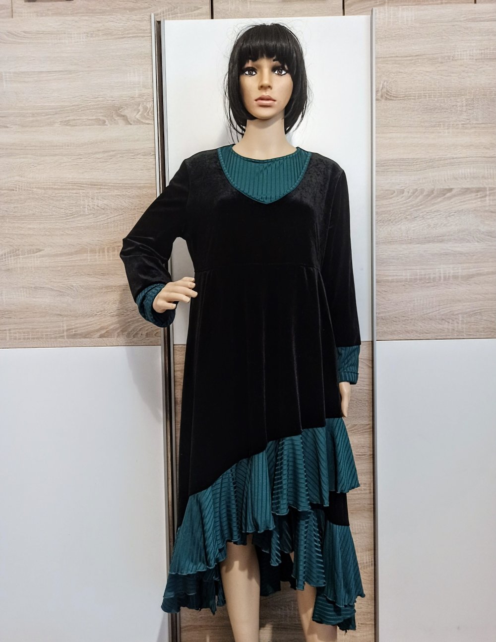 Schönes Kleid in Schwarz/grün