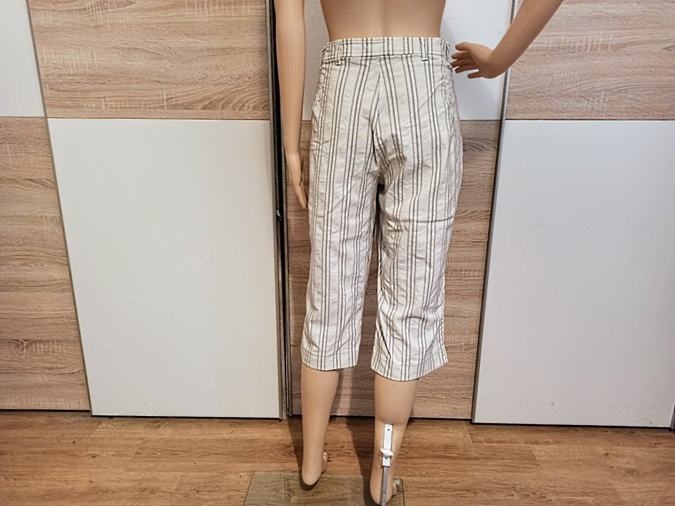 Schöne Capri Hose in weiß mit graue Streifen von Bexleys