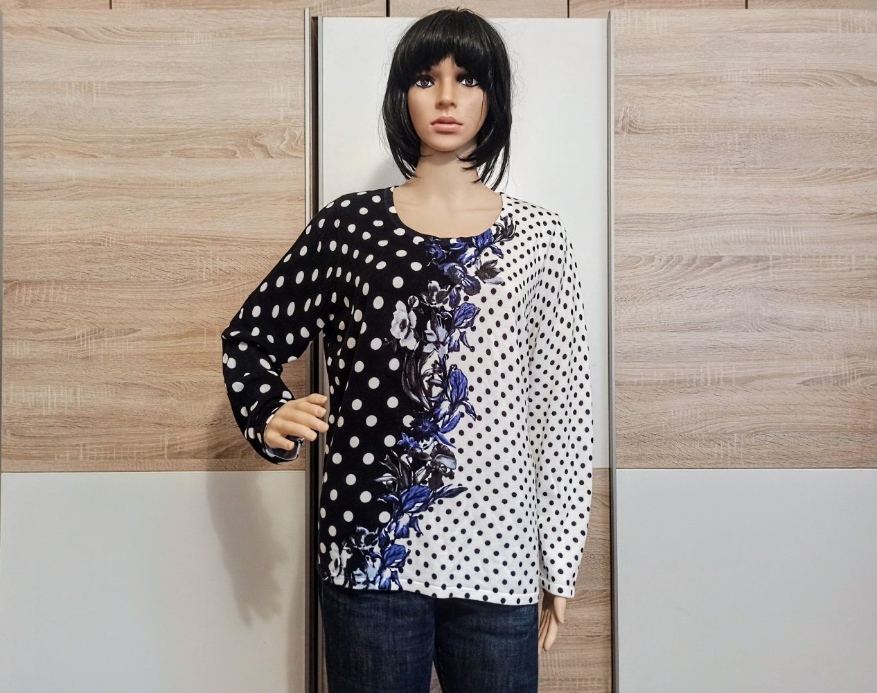 Schöner Pullover schwarz/weiß mit punkten und Blümen von Alba Mode