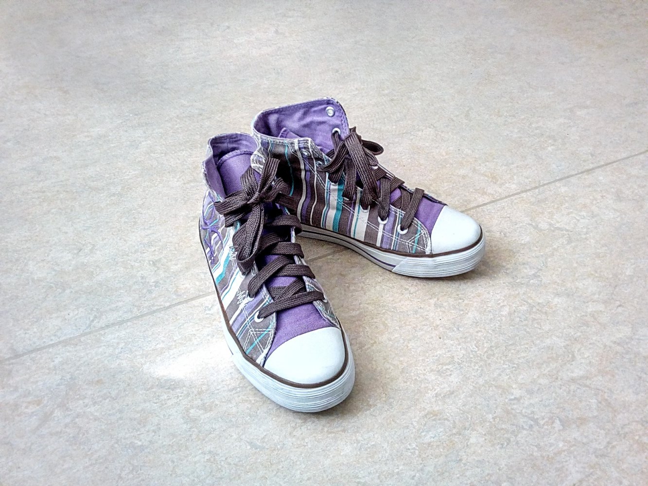 Sehr schöne gestreifte Sneakers von BK (British Knights). 