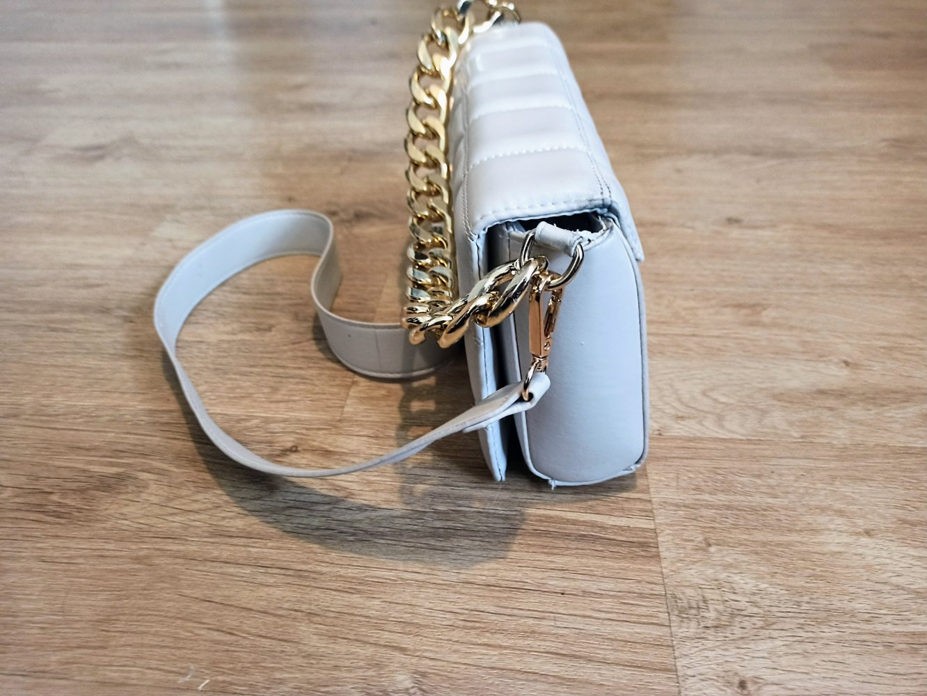 Schöne Hand-Tasche in Cremefarbe mit Magnetverschlüß