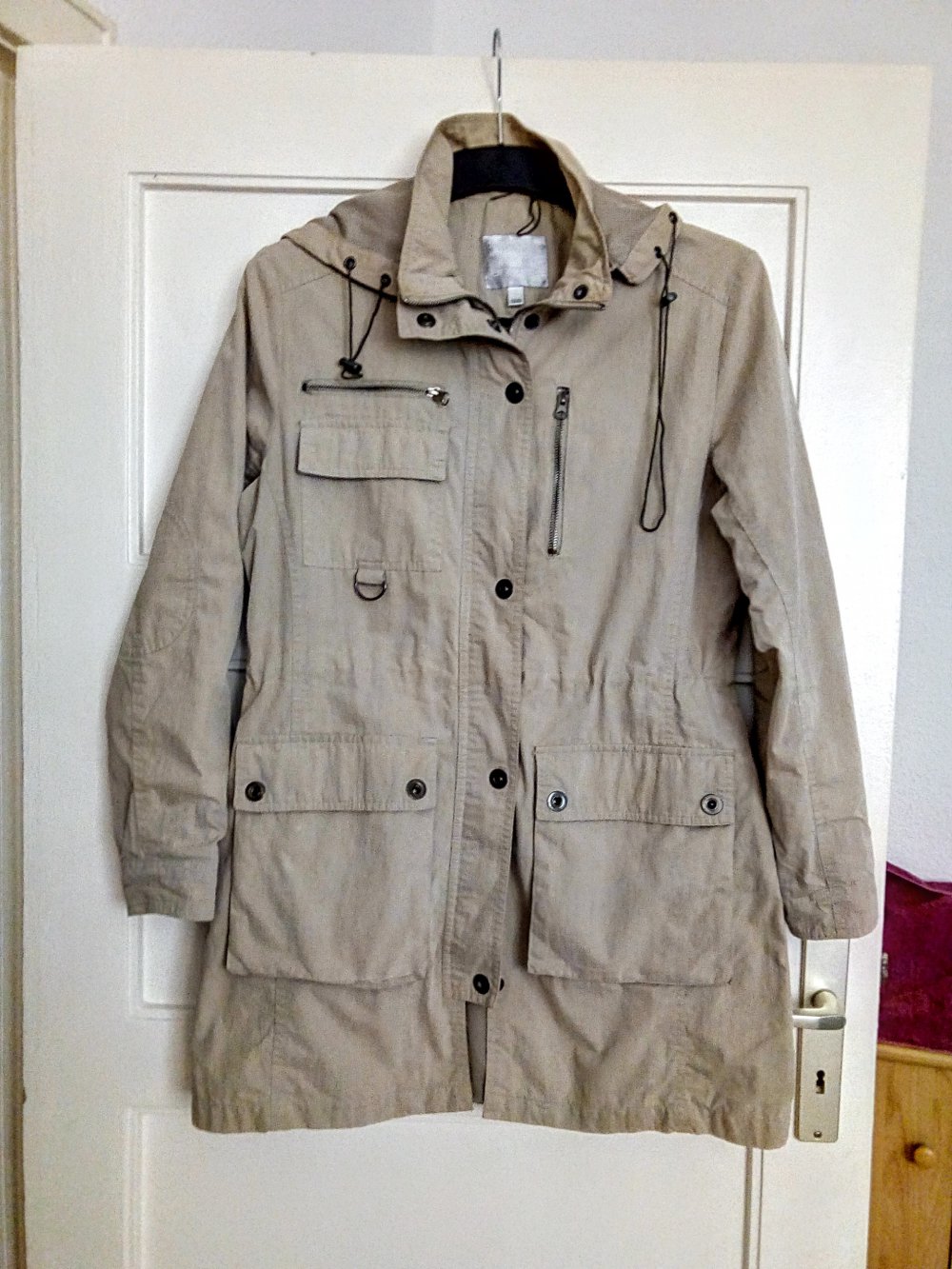 Tolle Übergangsjacke mit Kapuze in Farbe beige von Amisu 