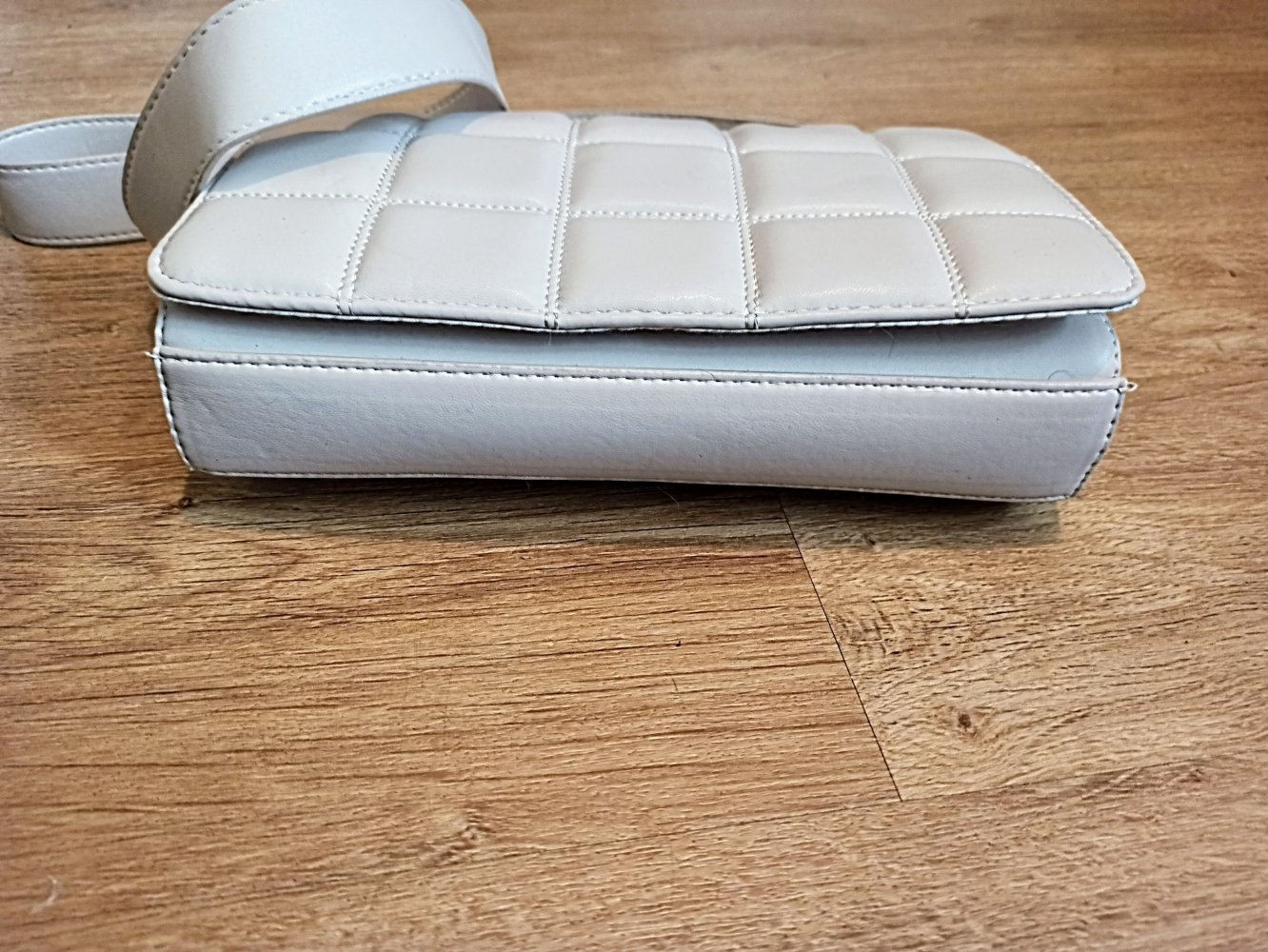Schöne Hand-Tasche in Cremefarbe mit Magnetverschlüß