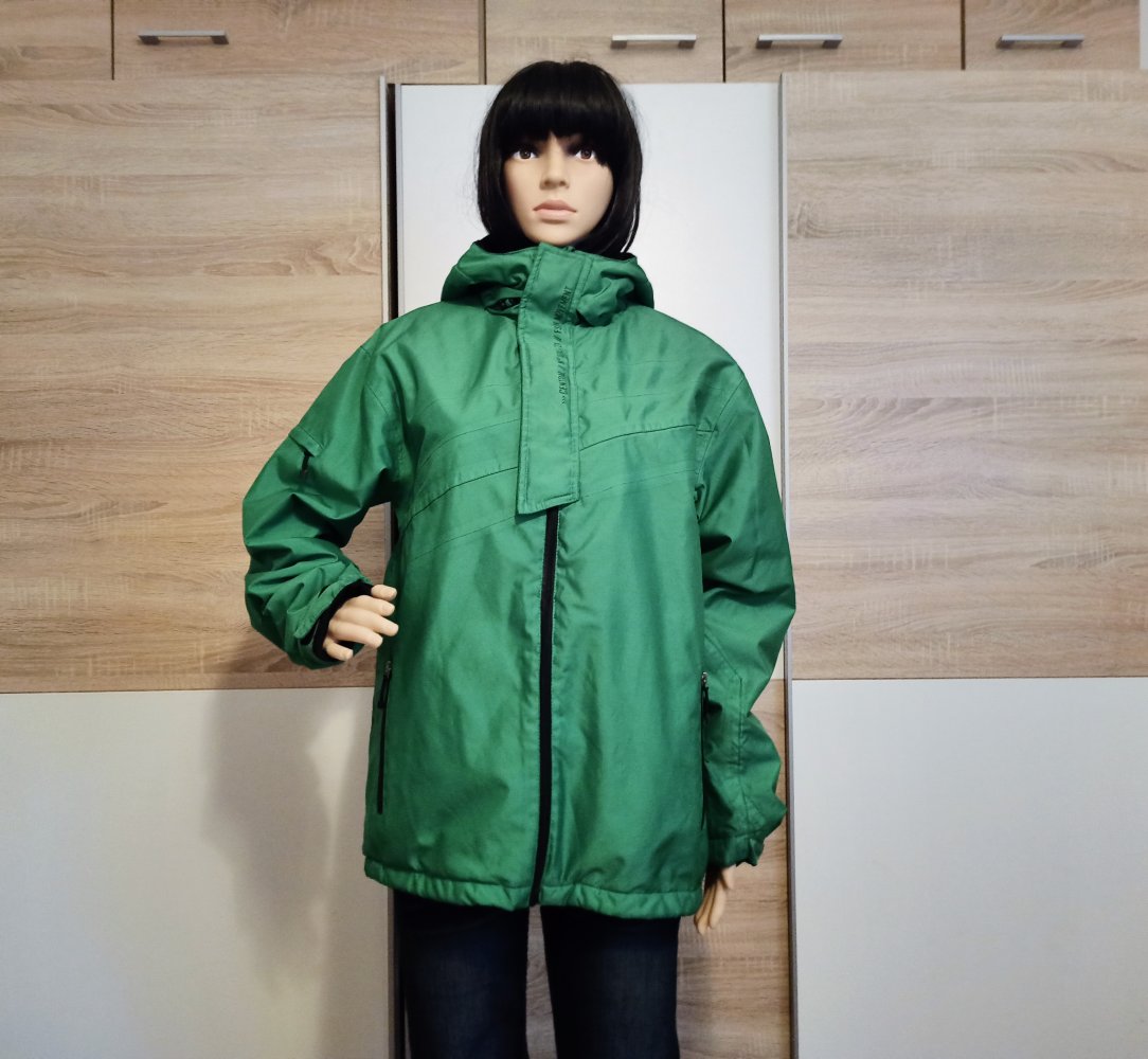 Schöne Jacke mit Kapuze in grün von FSBN