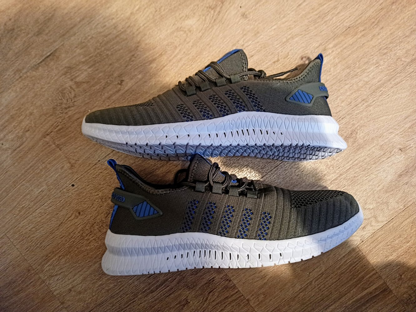 Sehr schöne Sneakers in Farbe Khaki