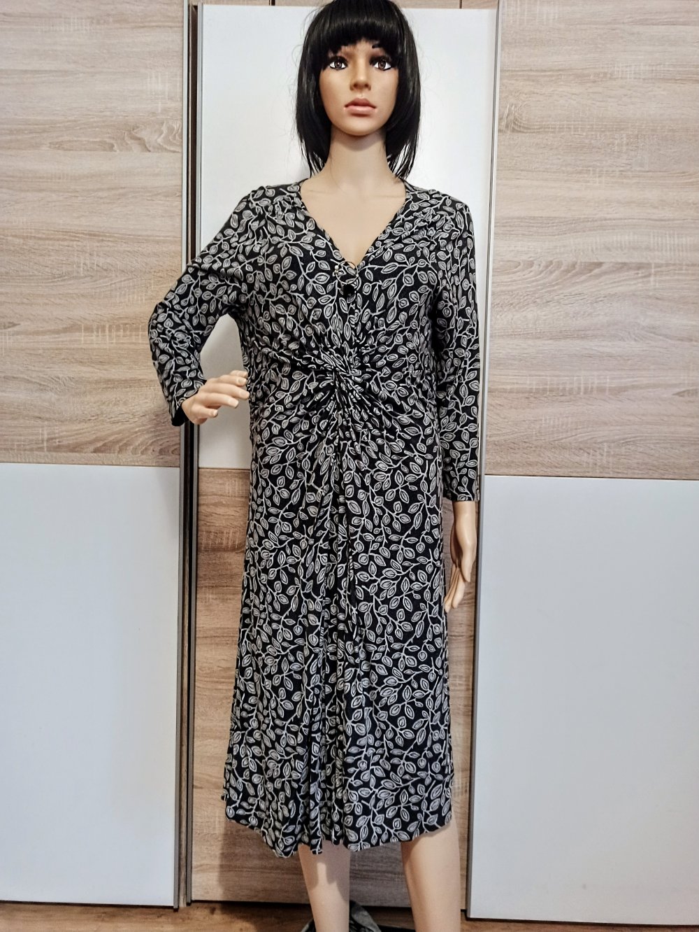 Schönes Kleid in grau mit kleine Bläter von Phase Eight 