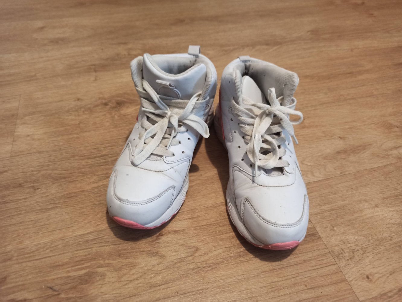 Sehr schöne Sneakers in weiß von Road Star