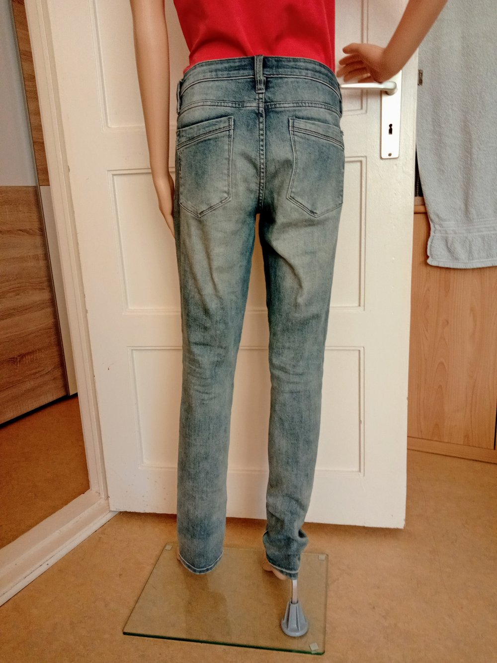 Schöne Jeanshose von Orsay mit Straps-Steinen 