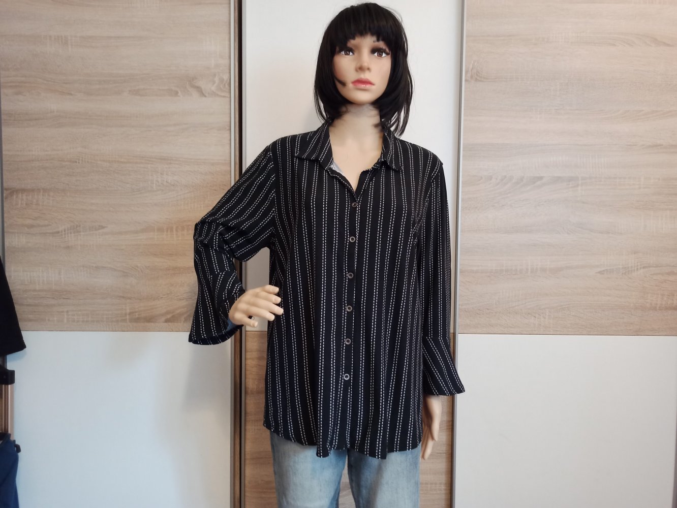 Schöne Bluse in schwarz mit weiße Streifen von by Design