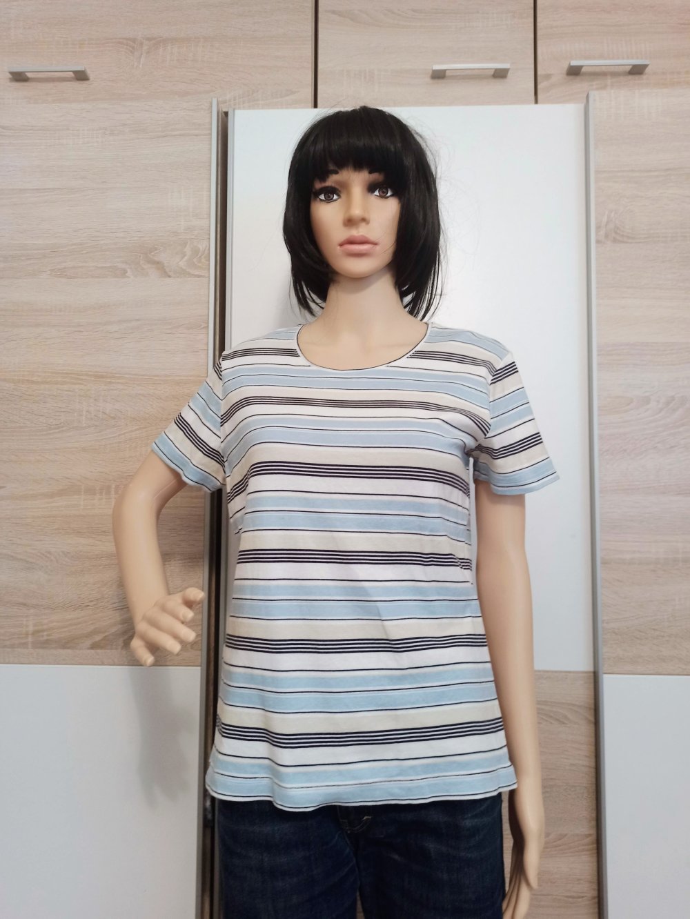 Schönes gestreiftes T-Shirt hellblau/weiß/gelb von Joy