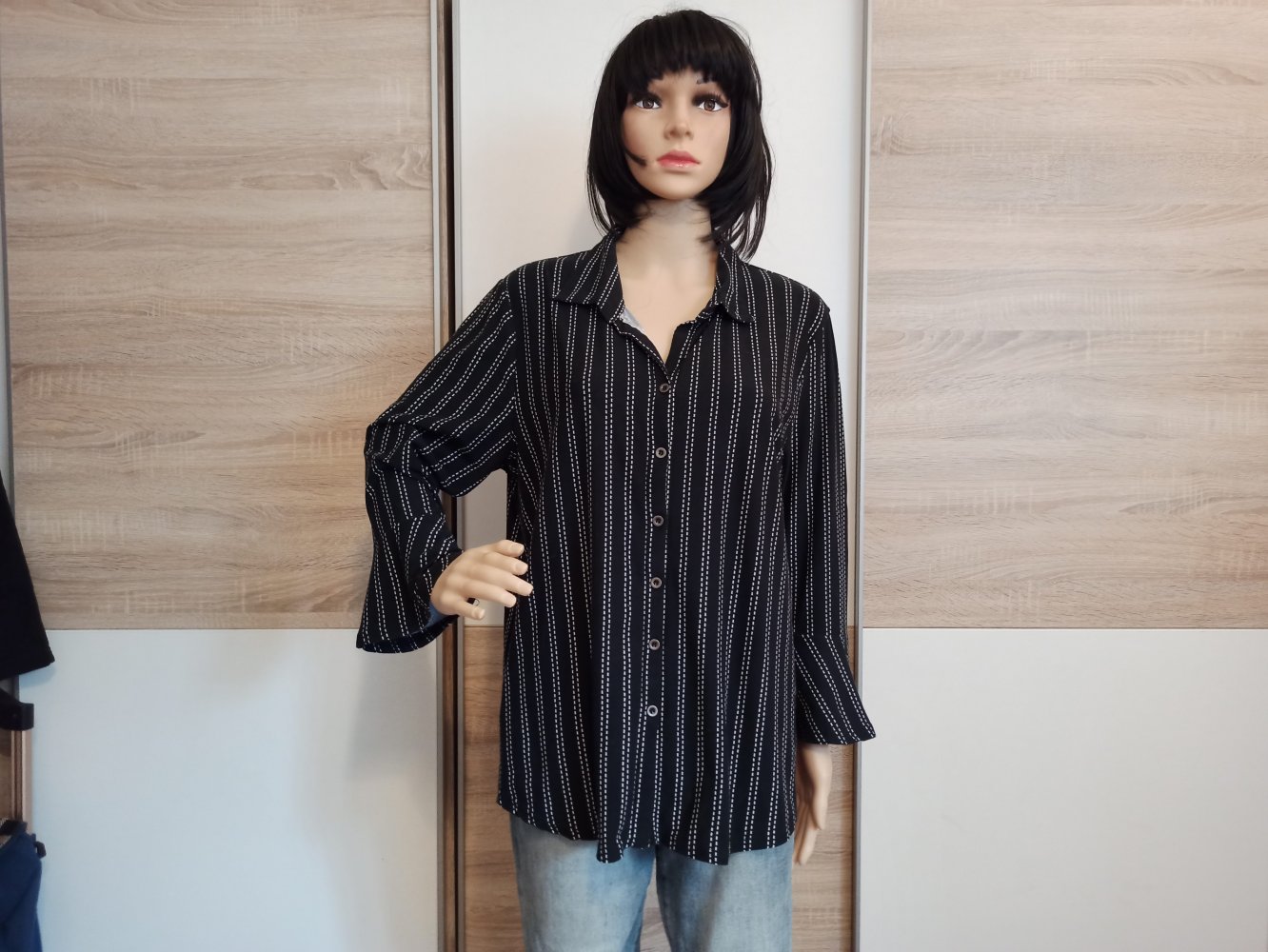 Schöne Bluse in schwarz mit weiße Streifen von by Design