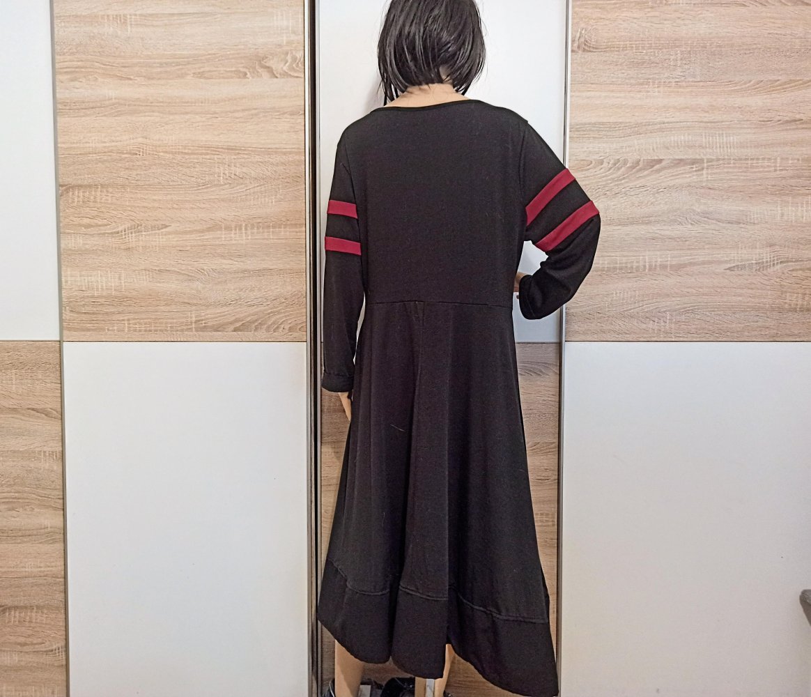 Schönes Kleid in Schwarz/burgunderrot mit Deco Knöpfen
