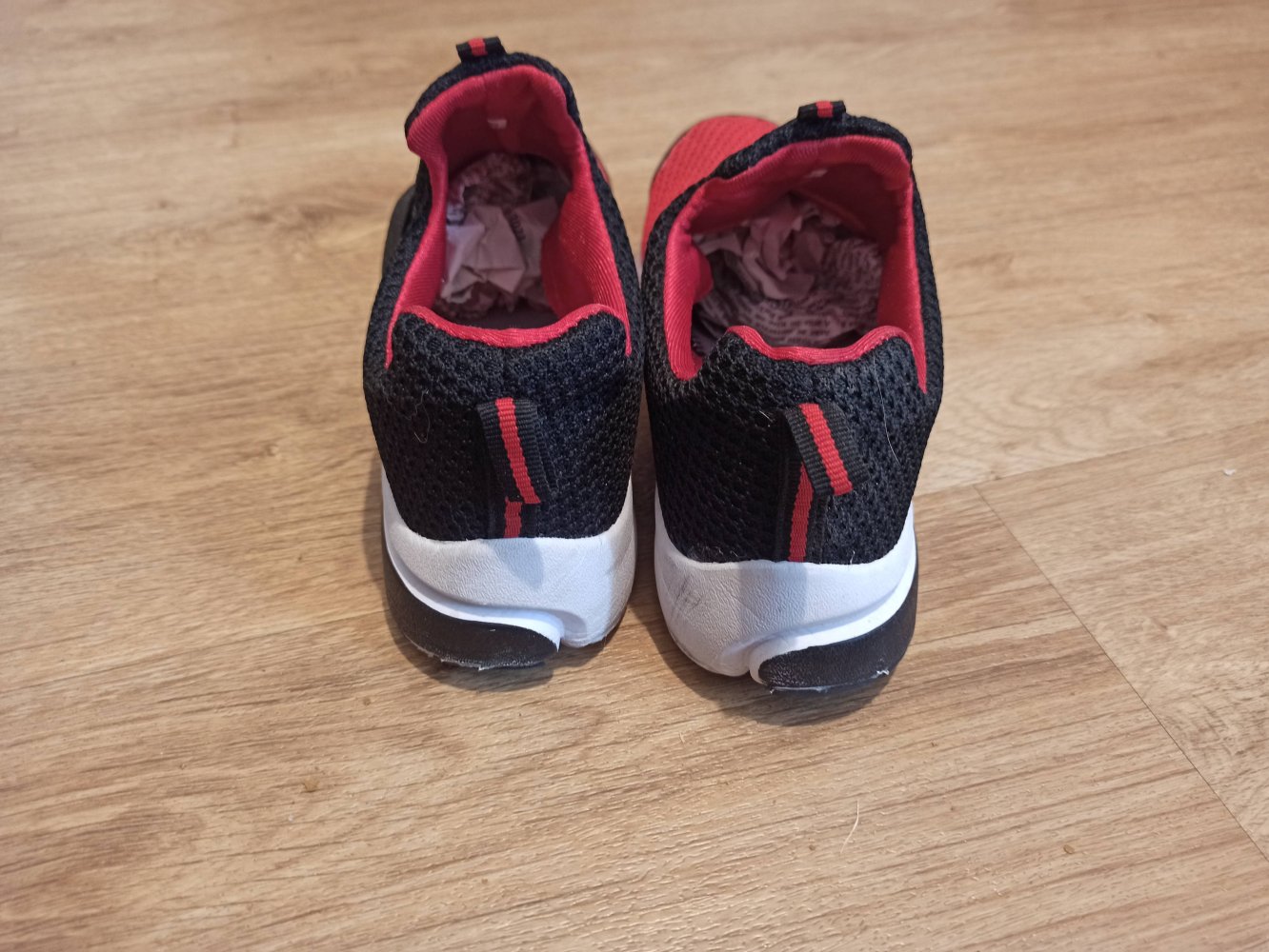 Sehr schöne Sneakers in schwarz/rot