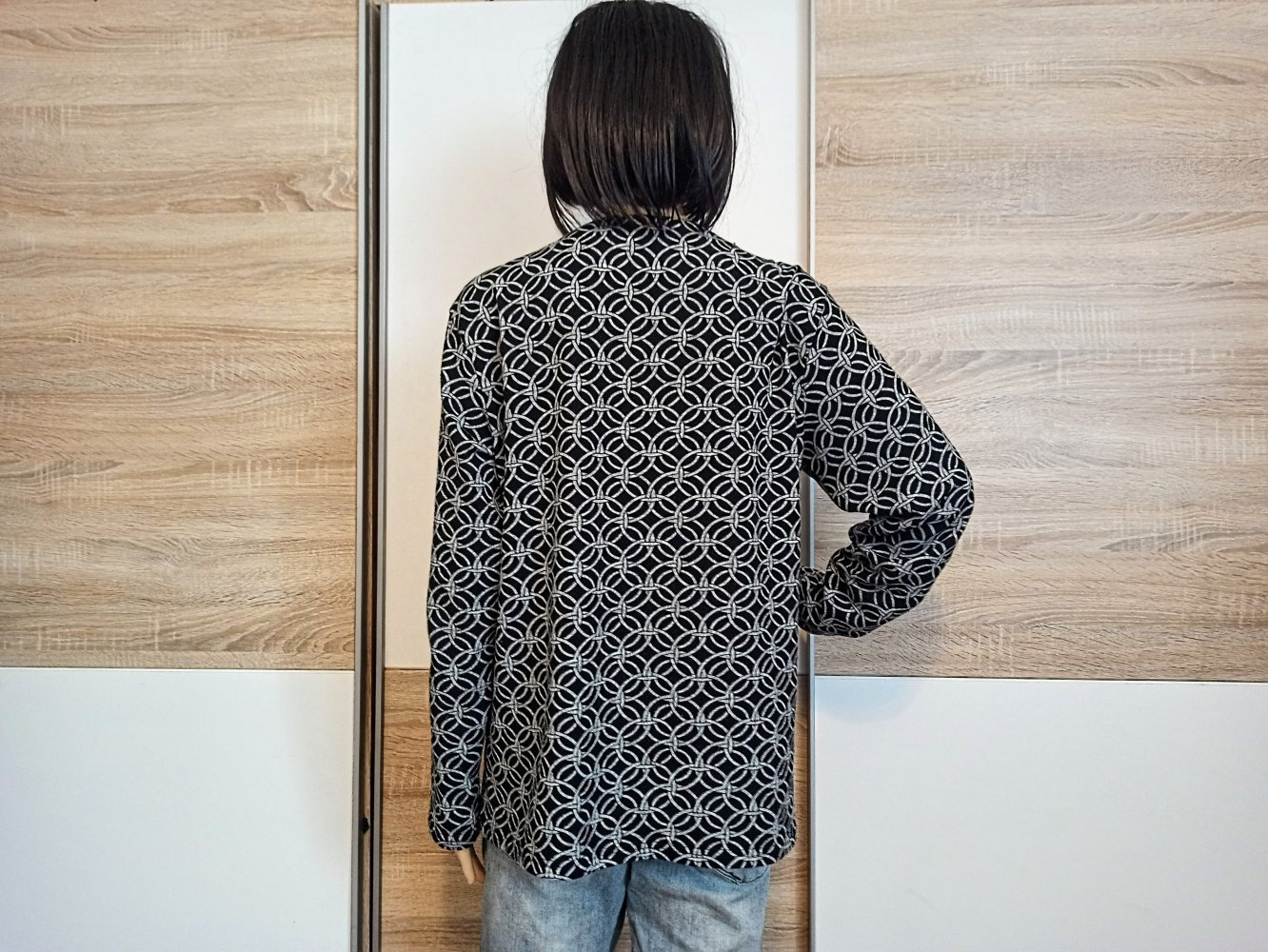 Schönes Langarm-Shirt in grau/schwarz mit Deko-Knöpfen von H&D
