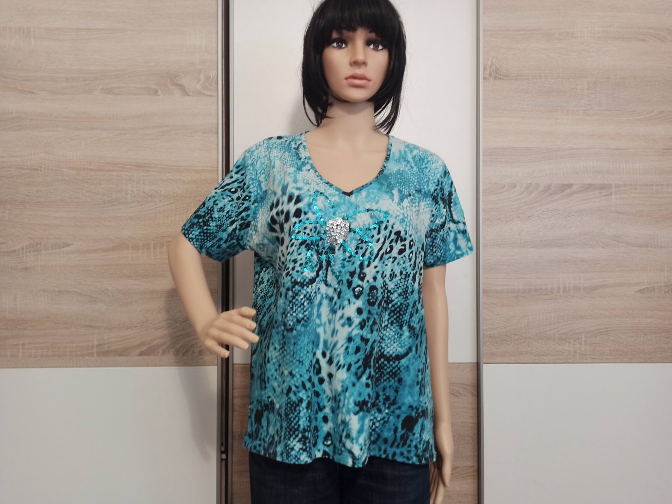 Schönes T-Shirt in weiß/schwarz/türkis mit Strasssteinen