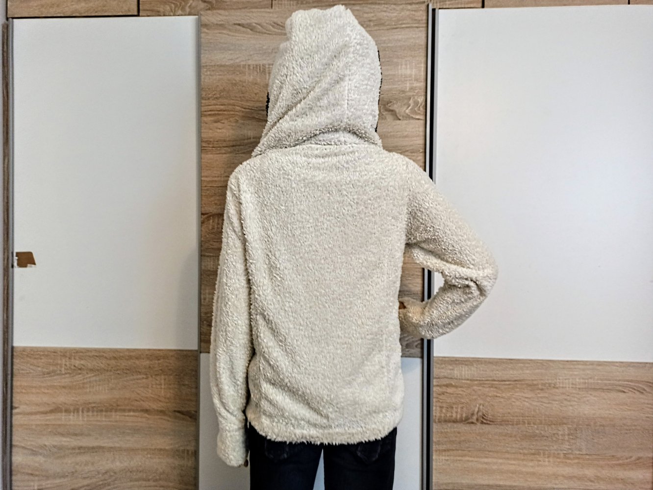 Schöne kuschelig-warme Jacke mit Kapuze in weiß
