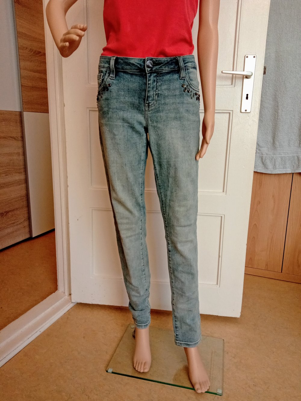 Schöne Jeanshose von Orsay mit Straps-Steinen 