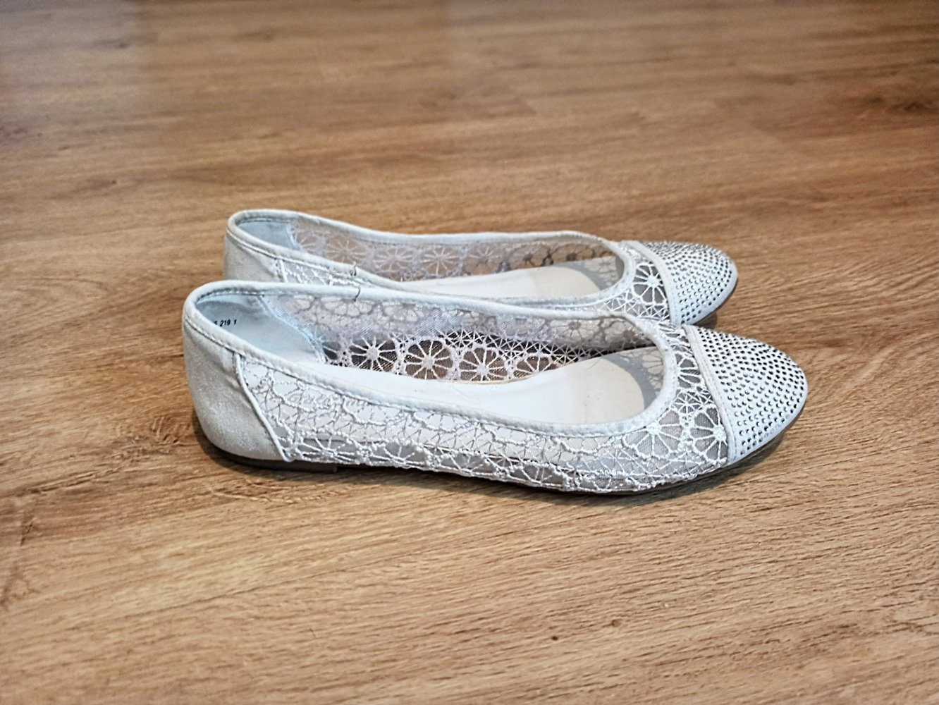 Tolle Ballerina in weiß mit Straps-steinen von Graceland