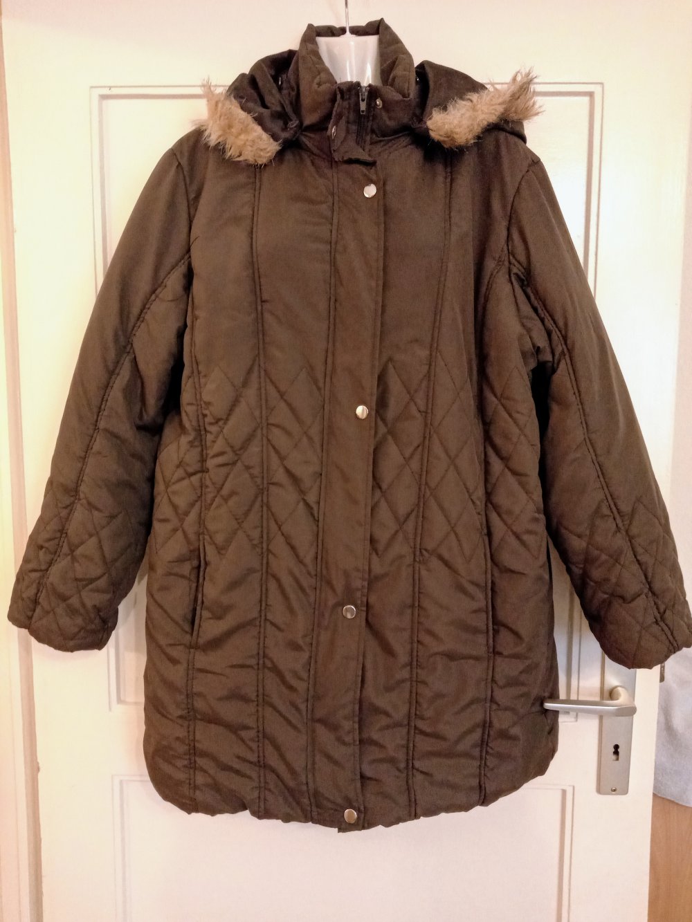 Sehr schöne Übergangsjacke mit Kapuze in Farbe Khaki 