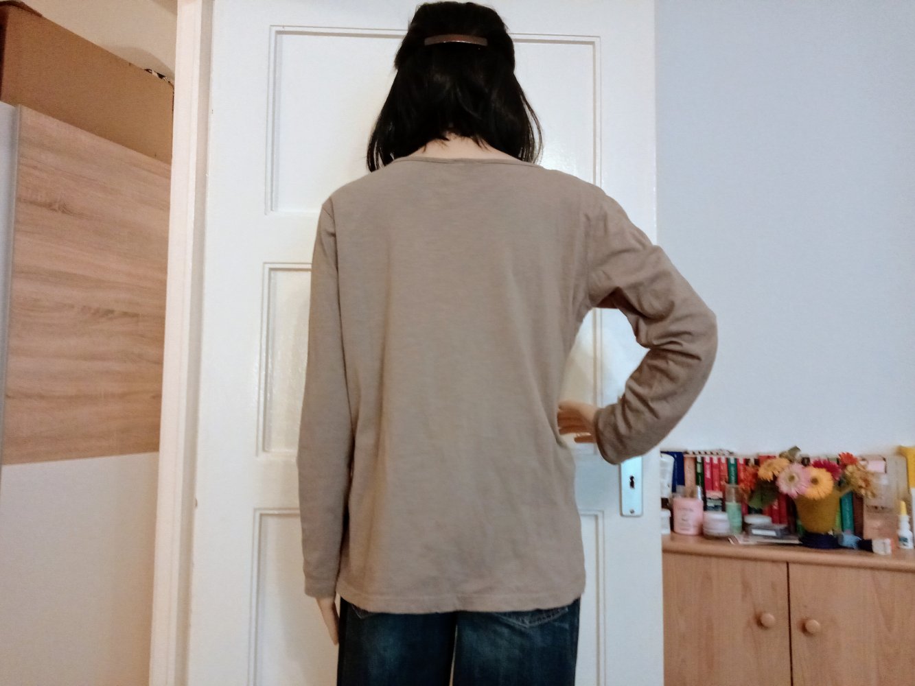 Schöner Langarm-Shirt in beige mit Vogel und Straps steinen 