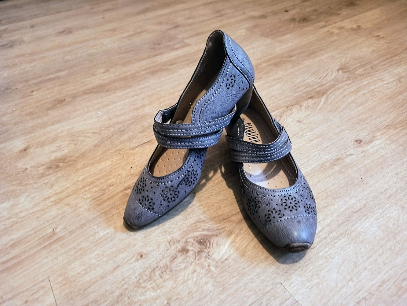 Tolle Damen-Schuhe in Graue Farbe von Cityline