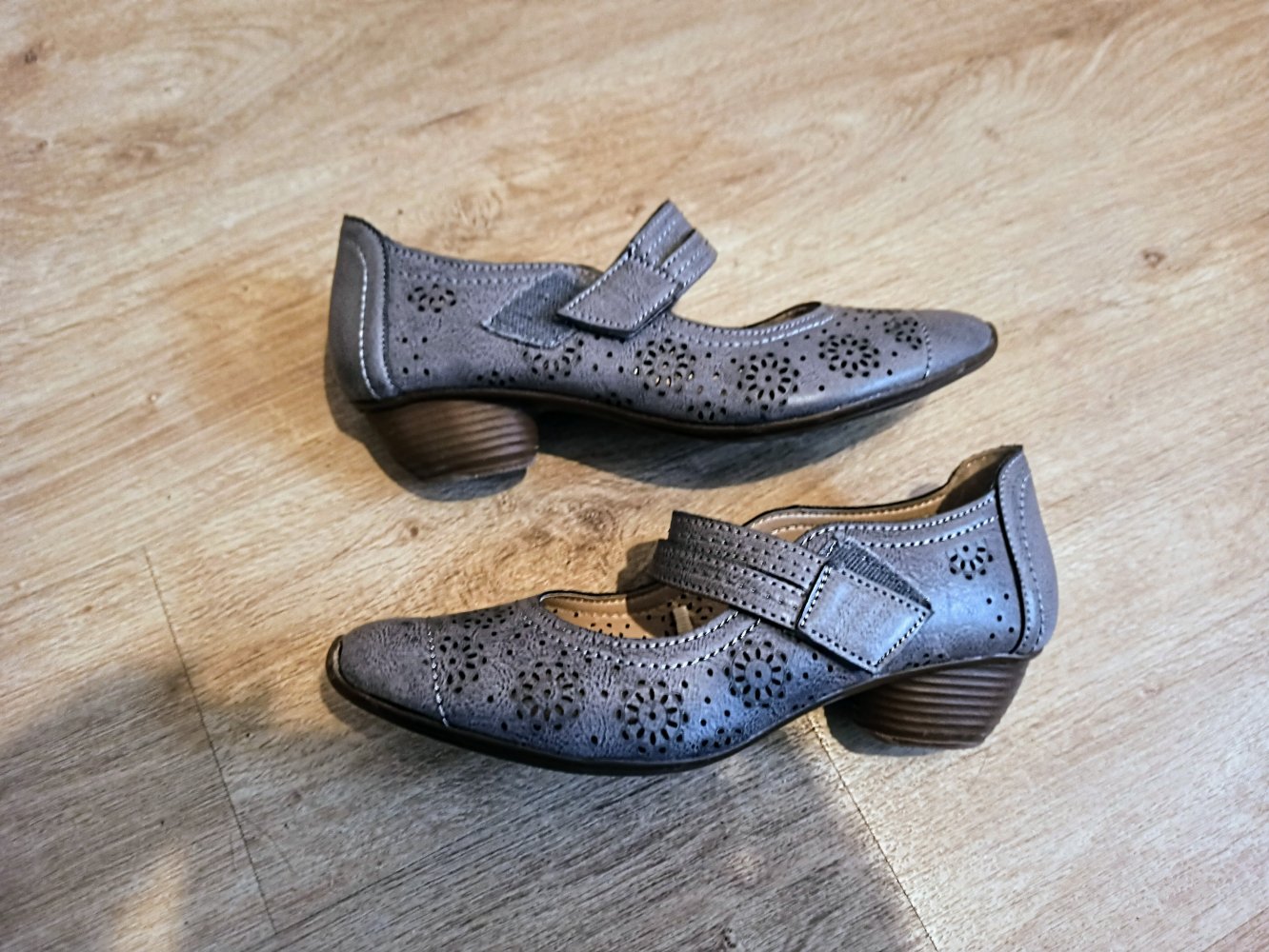 Tolle Damen-Schuhe in Graue Farbe von Cityline