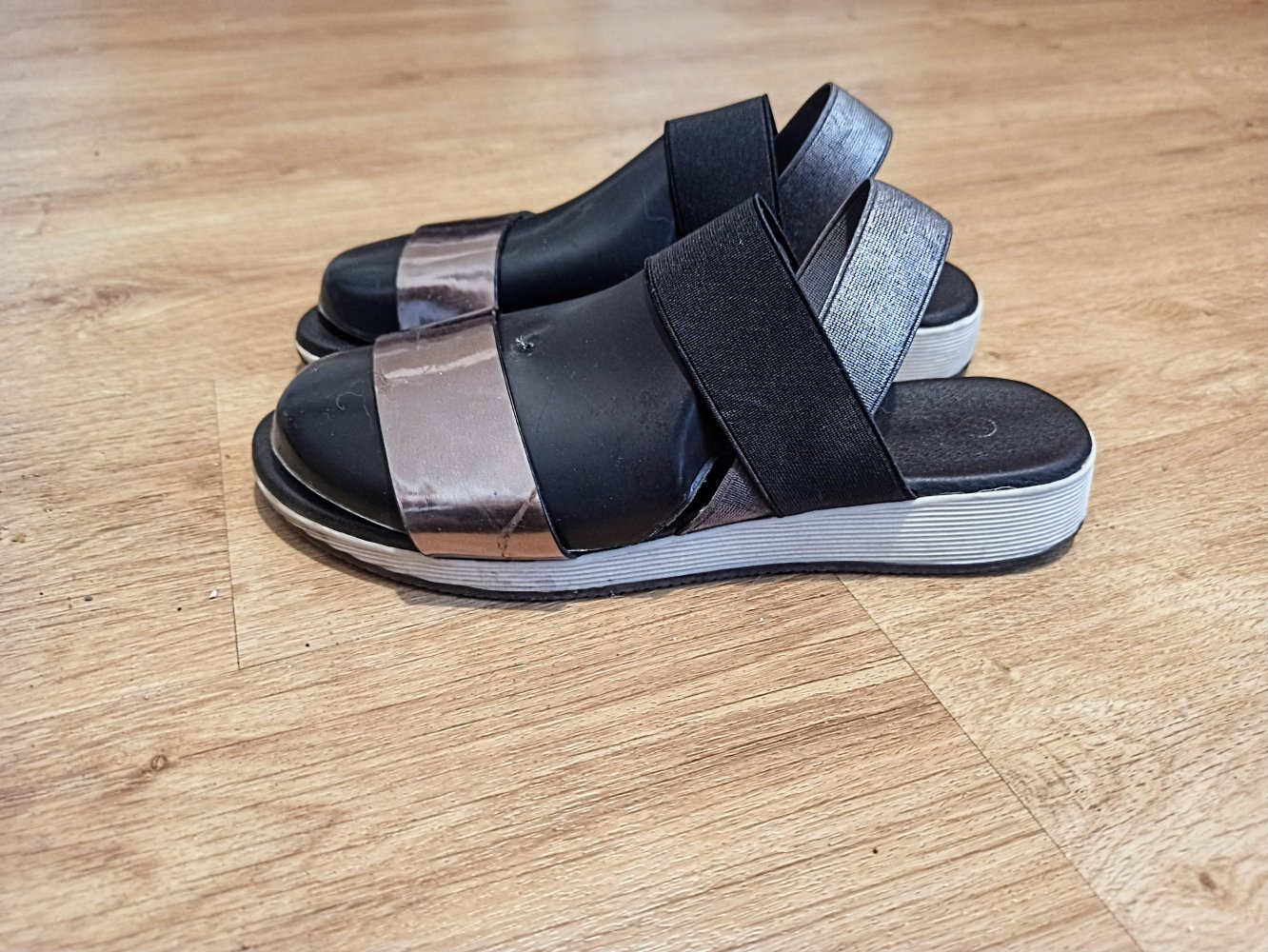 Tolle Damen Sandalen in schwarz/silber von Jenny Fairy
