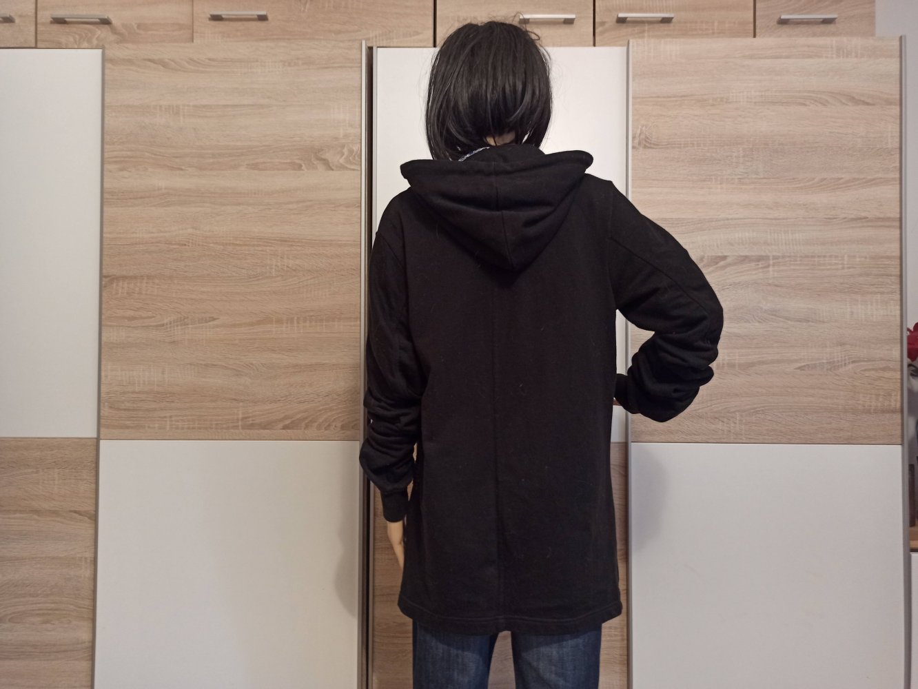 Schöne Cardigan in schwarz und Kapuze von FSBN