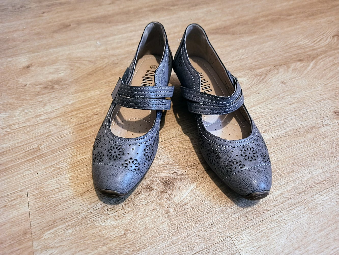 Tolle Damen-Schuhe in Graue Farbe von Cityline