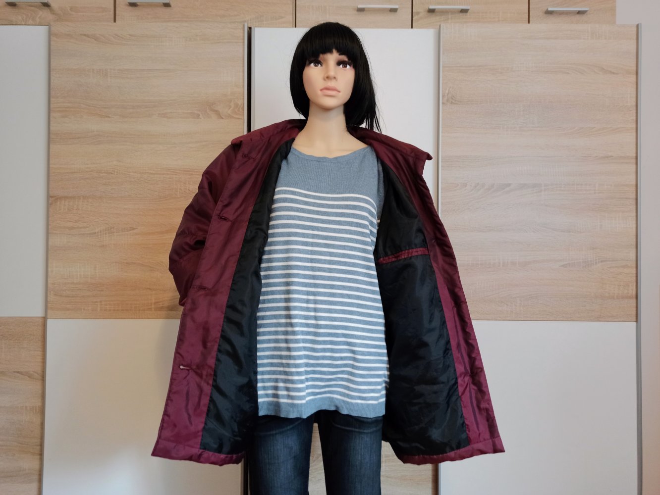 Schöne Jacke in Burgunderrot mit Schal 