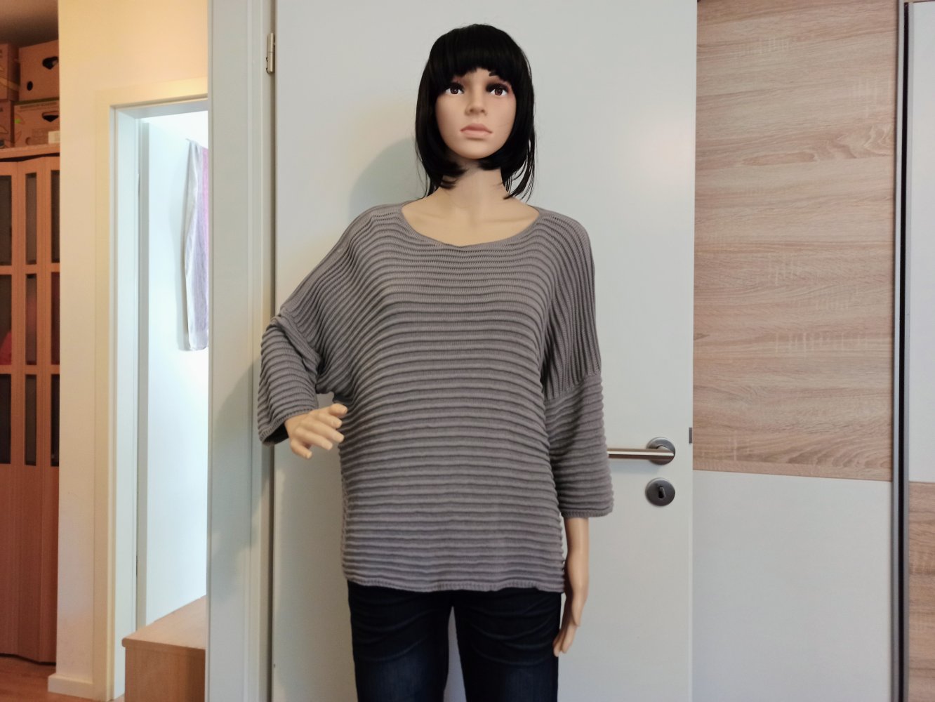 Schöner Pullover von she(e)r in grau