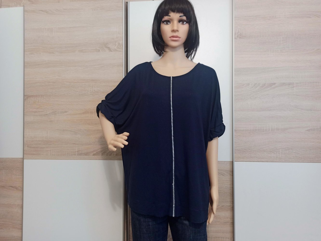 Schönes T-Shirt in marienblau mit silberne Streife von Canda