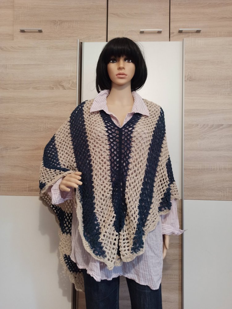 Schöner Poncho in marienblau/beige 