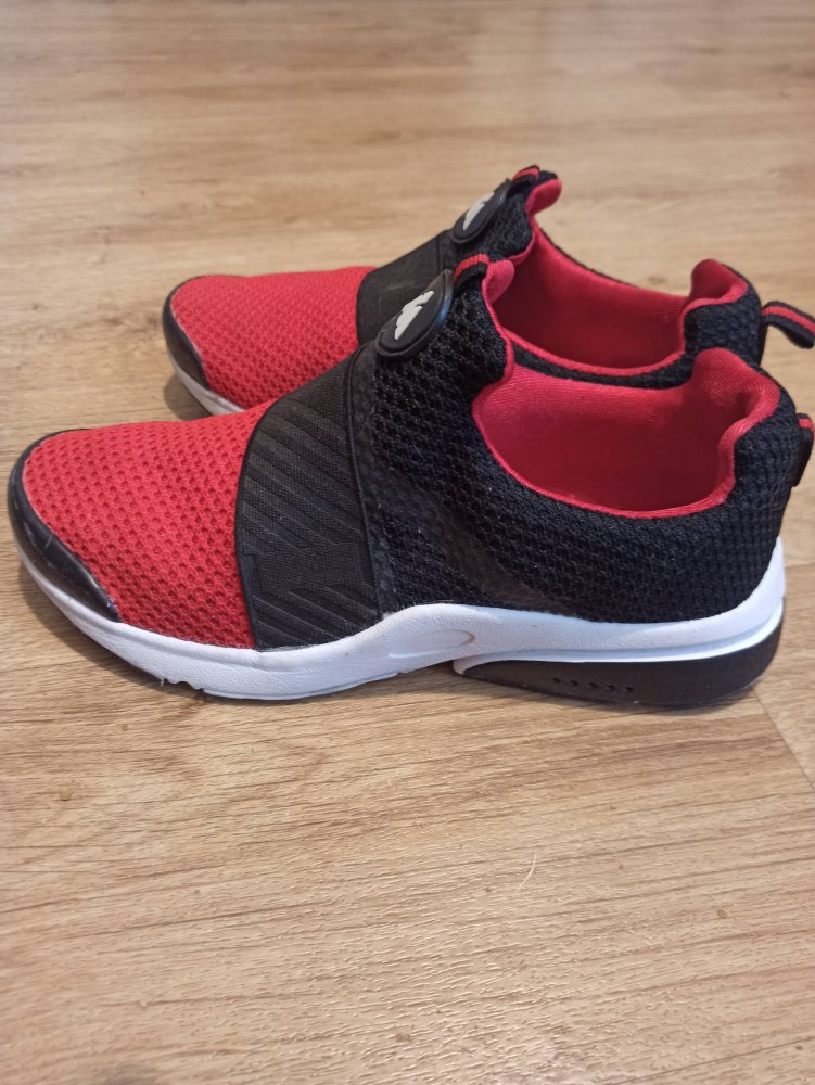 Sehr schöne Sneakers in schwarz/rot