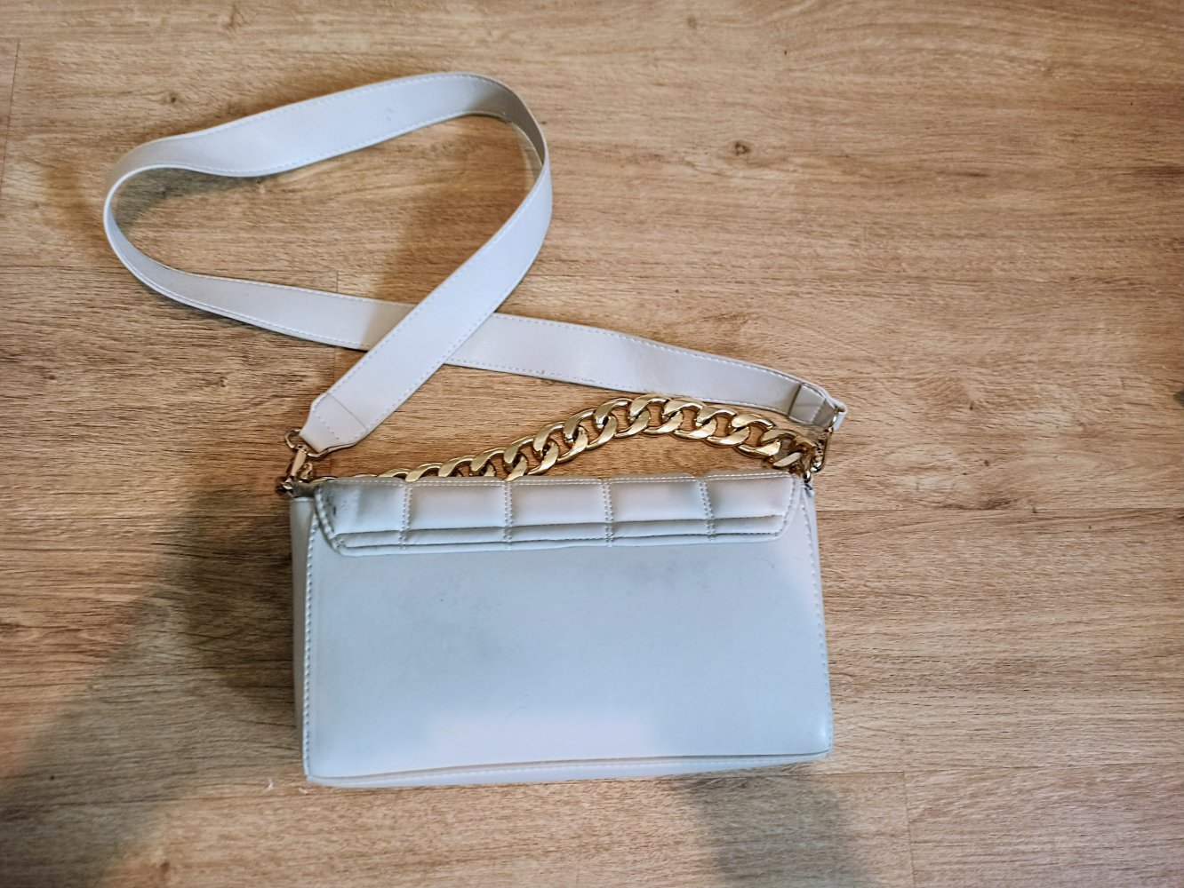 Schöne Hand-Tasche in Cremefarbe mit Magnetverschlüß