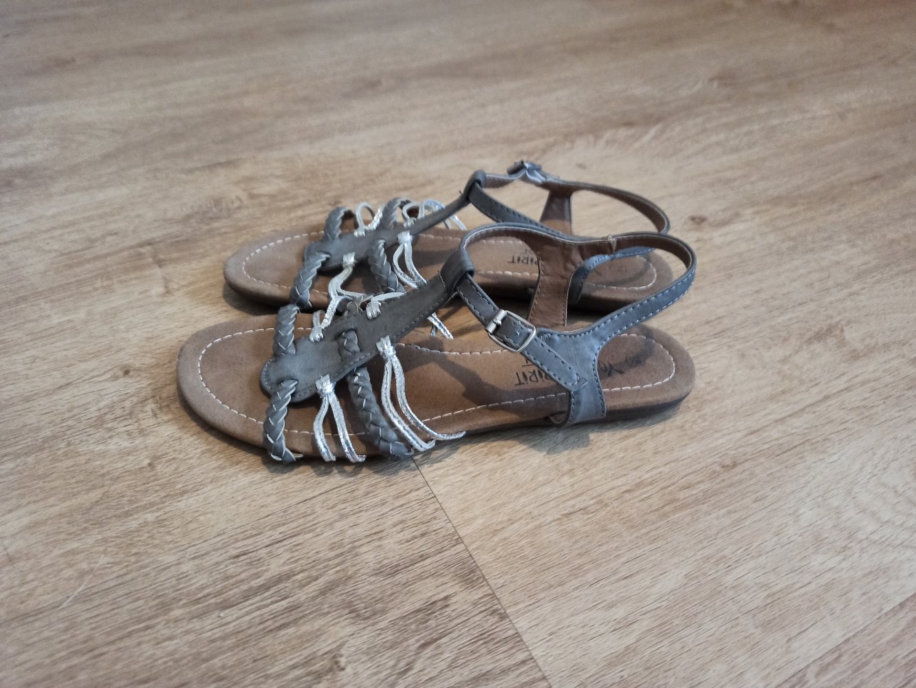 Tolle Damen Sandalen in grau/silber von Young Spirit