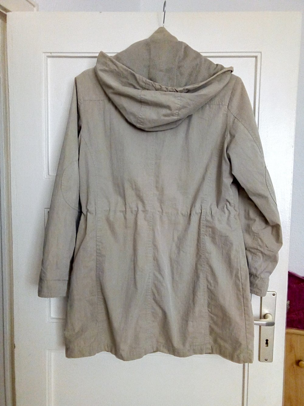 Tolle Übergangsjacke mit Kapuze in Farbe beige von Amisu 