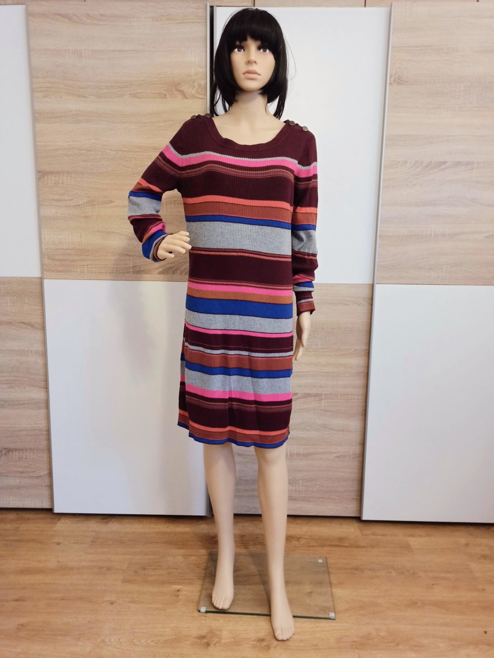 Schönes gestreiftes Pullover-Kleid in von Lindex