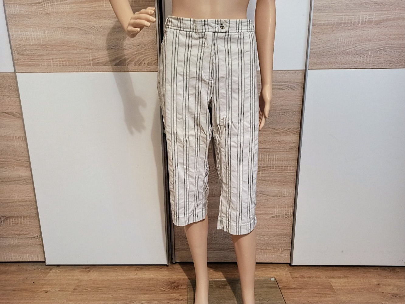 Schöne Capri Hose in weiß mit graue Streifen von Bexleys