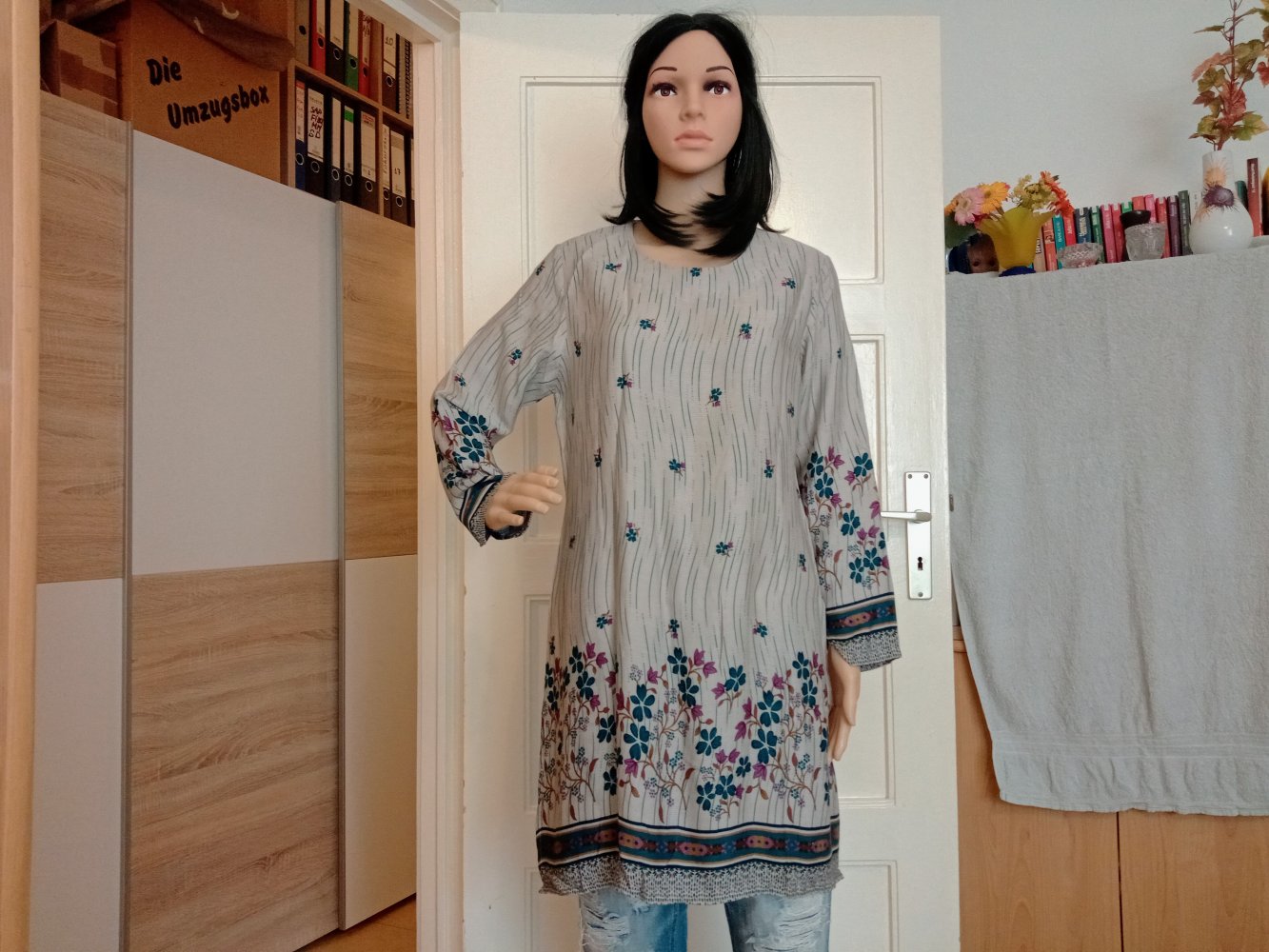 Sehr schöne Tunika in grau mit Blümchen 