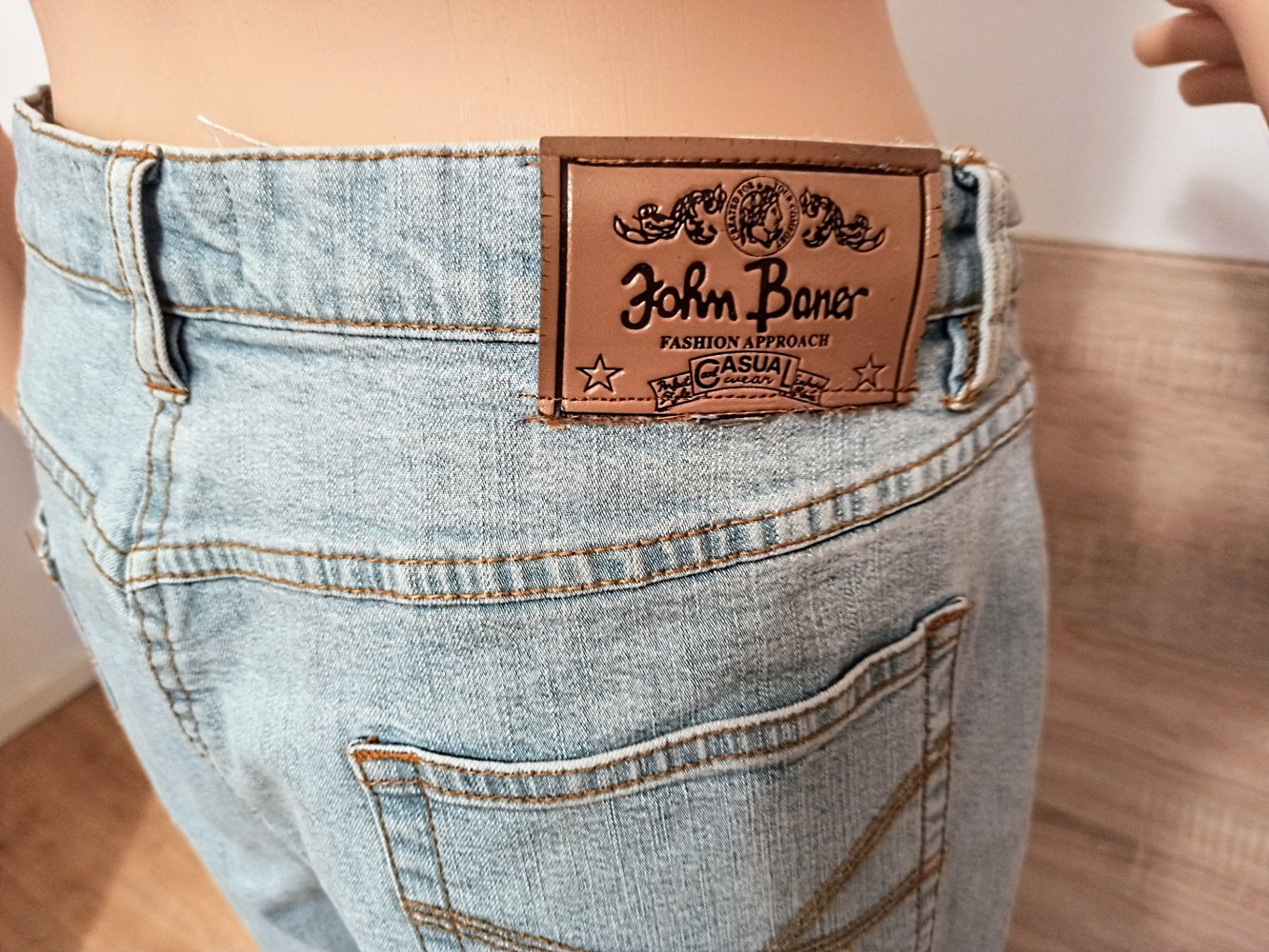 Schöne Jeanshose in helem blau von John Baner