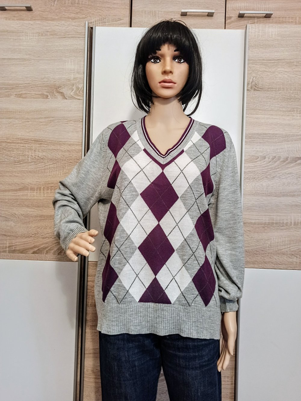 Schöner Pullover in grau mit Lila Quadraten von Canda