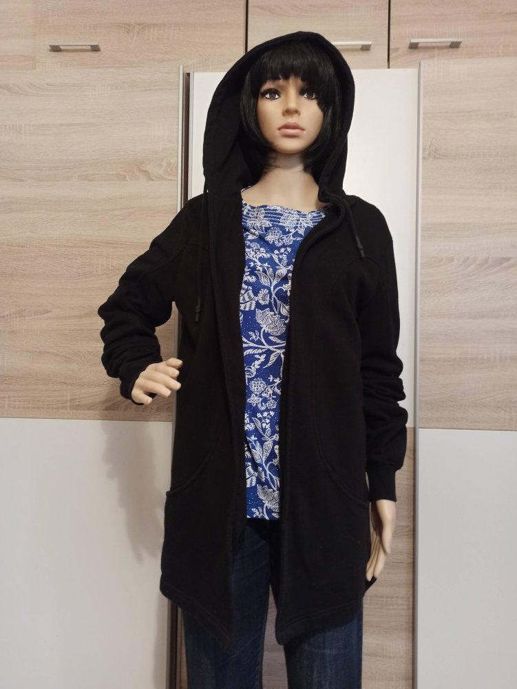 Schöne Cardigan in schwarz und Kapuze von FSBN
