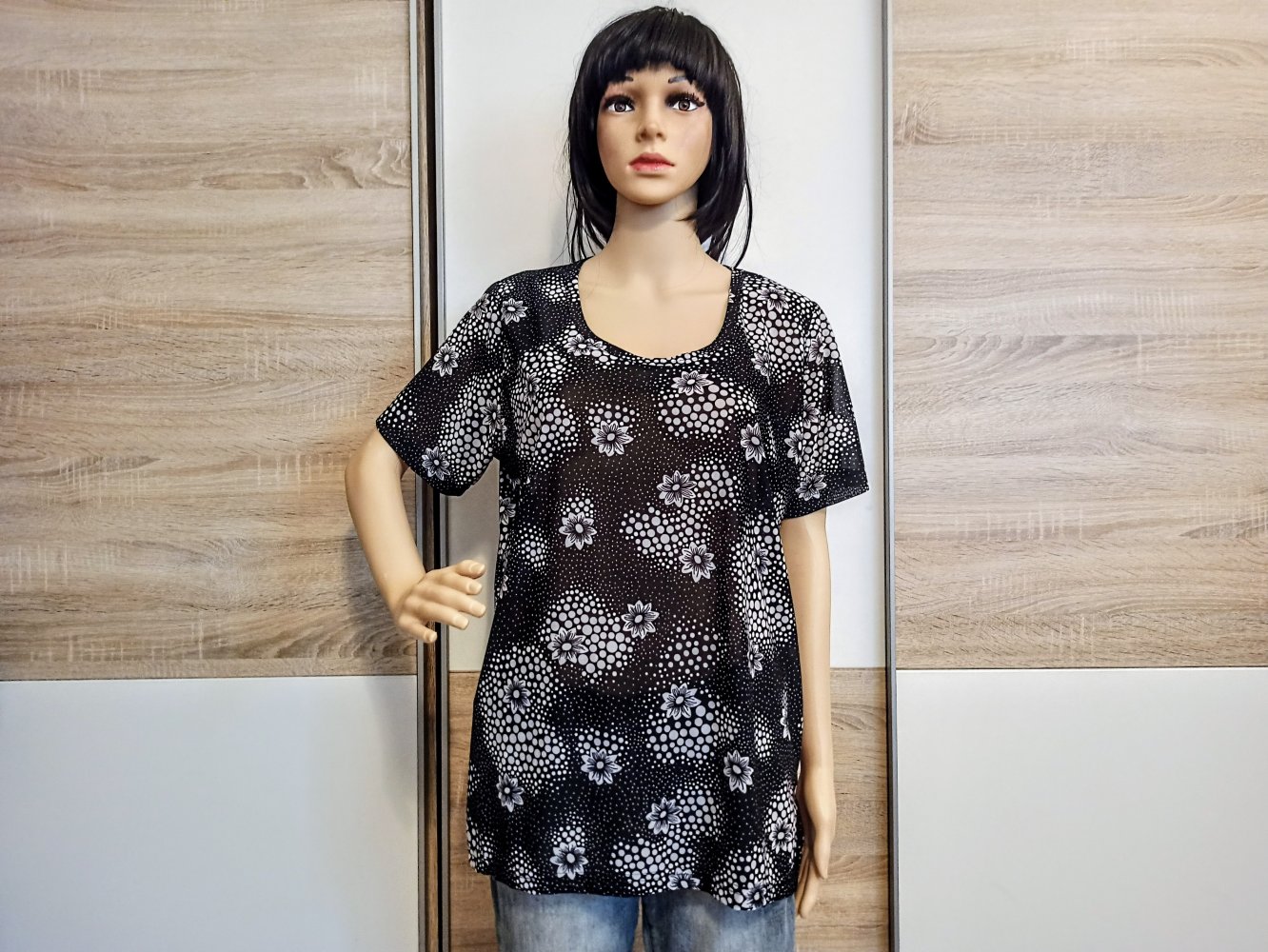 Sehr schönes T-Shirt in schwarz mit weiße Blumen von Okey
