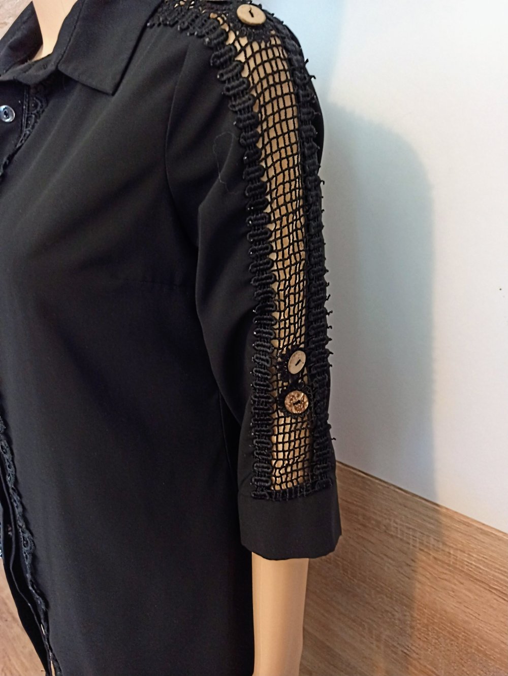 Schöne Bluse in schwarz mit Spitze von Vokalis