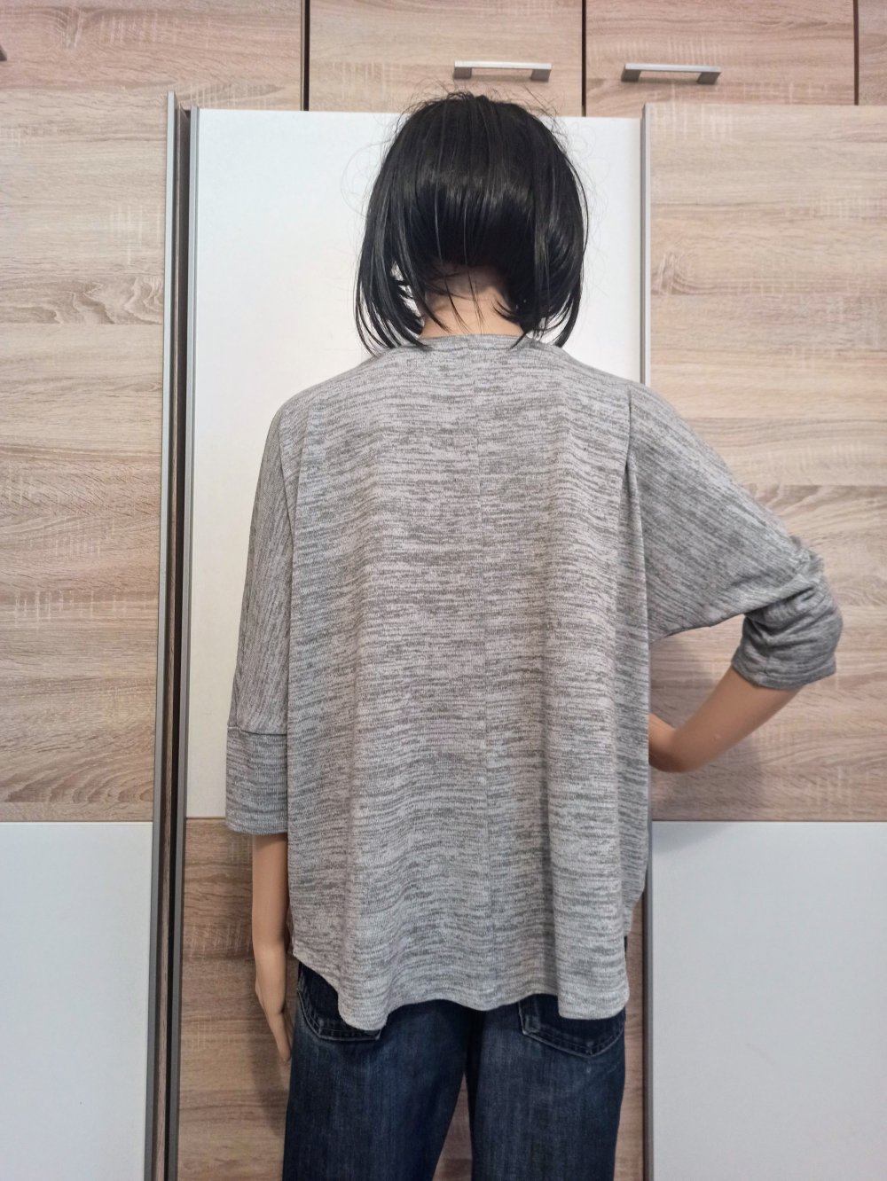 Schönes Langarm-Shirt in grau mit zwei Buchstaben BW von Orsay